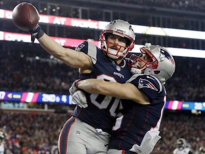 Amendola comemora um touchdown para o New England Patriots com Hogan.