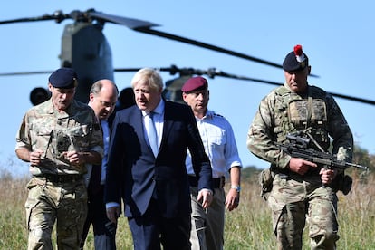 Boris Johnson visita unas instalaciones militares en Salisbury (Inglaterra) el pasado 19 de septiembre.