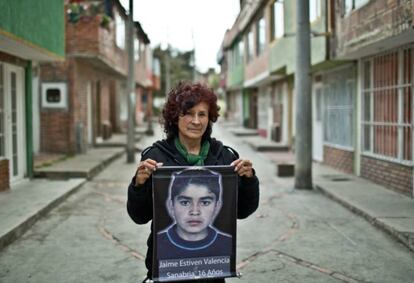 Mar&iacute;a Sanabria con la imagen de su hijo. 