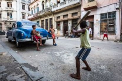 Niños jugando al beisbol en La Habana Vieja.