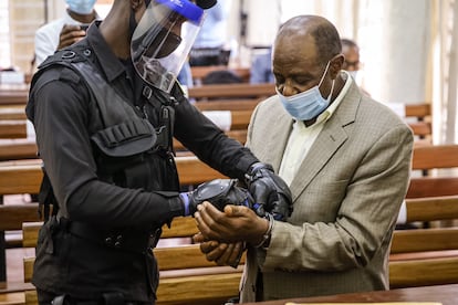 O opositor ruandês Paul Rusesabagina em um tribunal de Kigali (Ruanda) em setembro de 2020.