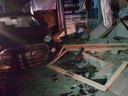 Destroços causados pelo terremoto no domingo em Senggigi, na ilha de Lombok.