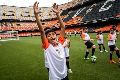 En el césped del Mestalla.
.



