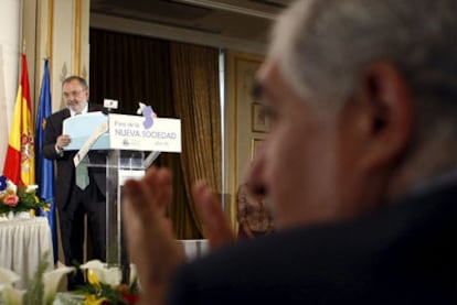 Ángel Juanes, presidente de la Audiencia Nacional, y el fiscal general del Estado, Cándido Conde-Pumpido (en primer término), durante un desayuno ayer en Madrid.