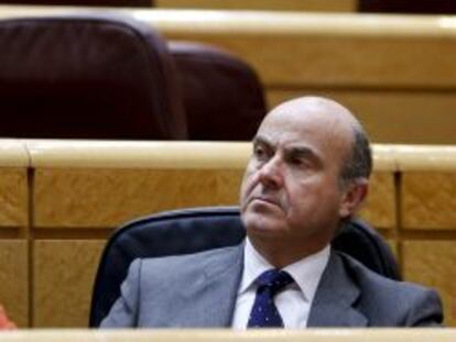 El ministro de Econom&iacute;a y Competitividad, Luis de Guindos, durante un pleno celebrado el Senado, en Madrid.