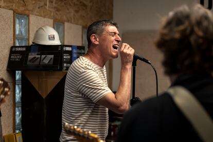 El vocalista de Danza Invisible, Javier Ojeda, ensayando en Málaga.