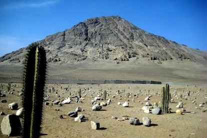 La Ruta Moche concluye bajo Cerro Blanco, al otro lado de Trujillo. Recién estrenado el Museo del Sitio, con su cerámica 'parlante' y una innovadora apuesta audiovisual, las Huaca del Sol y de la Luna extienden sus sombras al atardecer, bajo el monte sagrado.