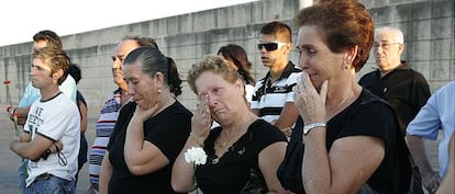 Familiares de los náufragos del 'Nuevo Pepita Aurora' en un homenaje a las víctimas.