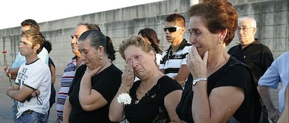 Familiares de los n&aacute;ufragos del &#039;Nuevo Pepita Aurora&#039; en un homenaje a las v&iacute;ctimas.  