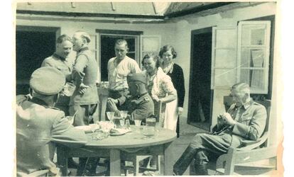 Miembros de las SS se relajan en el patio del comedor de Sobibor en 1943.