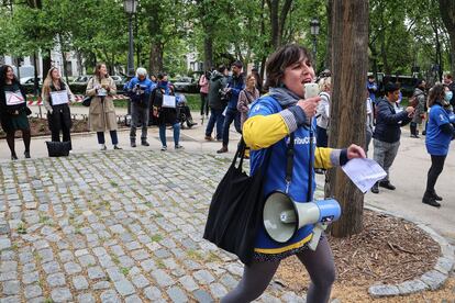 Una de las asistentes a la protesta contra las largas esperas para obtener una valoración de discapacidad, con un megáfono, este martes en Madrid.