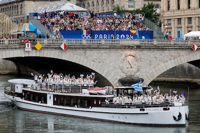 La atletas del equipo griego recorren en barco el río Sena, durante la jornada inaugural.
