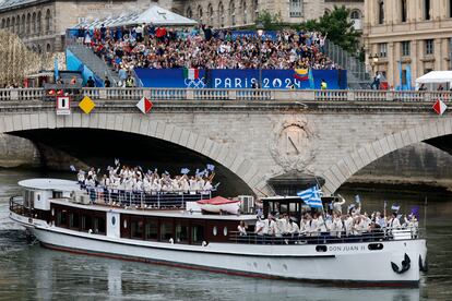 La atletas del equipo griego recorren en barco el río Sena, durante la jornada inaugural.
