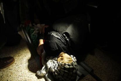 Una mujer palestina abraza el cadáver de un adolescente muerto durante los bombardeos en Gaza.
