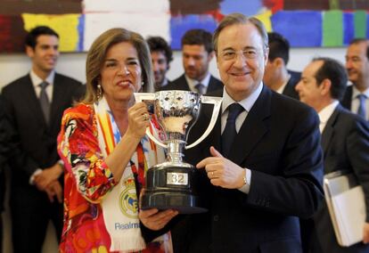 Ana Botella y Florentino Pérez posan con el trofeo de la Liga.