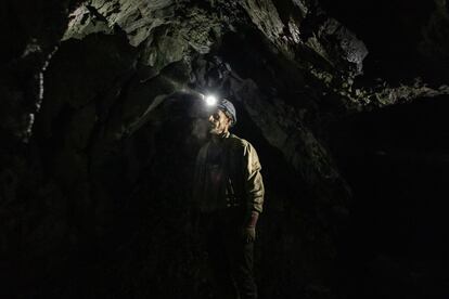 Emiliano Lami, 48 años, trabaja en las minas de Bulqizë, arriesgando su vida debido a la carencia de medidas de seguridad.