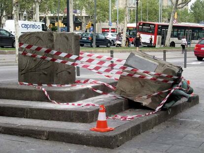 La escultura yace rota tras el accidente.