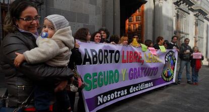 Un grupo de mujeres frente al Obispado de Tenerife.