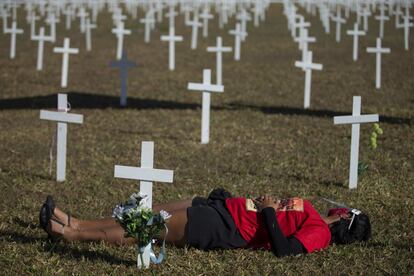 Centenas de cruzes foram instaladas em homenagem às vítimas do covid-19 na esplanada dos ministérios do Brasil, em junho de 2020, quando o país acumulava 57.070 mortes.