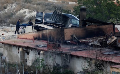 Miembros de la funeraria trasladan el cuerpo del pirotécnico Pedro Sirvent esta tarde, tras la explosión pirotécnica en Alicante.