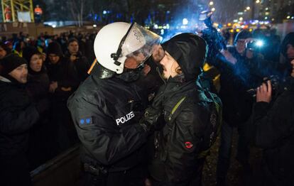 Enfrentamiento entre un manifestante y un policía junto a miembros del movimiento de derecha Baergida (Patriotas de Berlín contra la islamización de occidente), una versión en Berlín del Pegida (Patriotas europeos contra la islamización de occidente).
