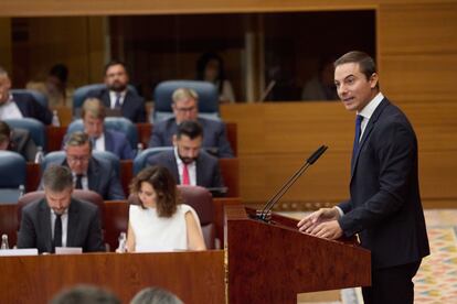 El líder del PSOE-M, Juan Lobato, durante la segunda sesión del Debate del Estado de la Región, este viernes en la Asamblea de Madrid.