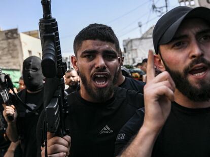 TOPSHOT - Armed Palestinians take part in the funeral of three men killed during an overnight raid by the Israeli army into the Jenin refugee camp, near the city of Jenin, in the northern Israeli occupied West Bank on November 3, 2023. Israeli forces on November 3, killed seven Palestinians in raids across the West Bank, the Palestinian health ministry said, as violence surges in the occupied territory in tandem with the Gaza war. It said three men aged between 17 and 26 were killed in the northern city of Jenin, a stronghold of Palestinian armed groups and the target of frequent military incursions. (Photo by Aris MESSINIS / AFP)