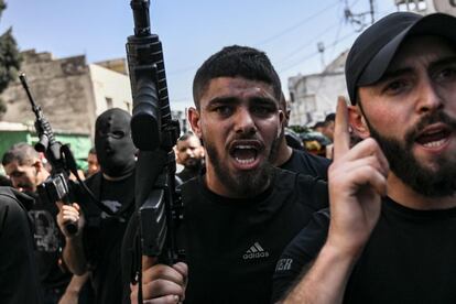Palestinos armados participaban este viernes en el funeral de tres hombres muertos durante una incursión nocturna del ejército israelí en el campo de refugiados de Yenín, en el norte de Cisjordania. 