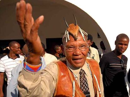 El portavoz de los bosquimanos, Roy Sesanan, celebra la victoria a la salida de la Corte Suprema de Lobatse.