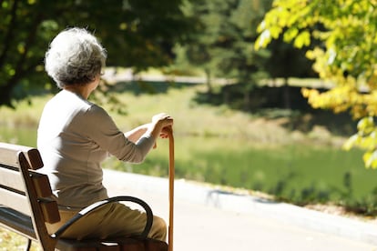 Una mujer de más de 65 años en un parque.