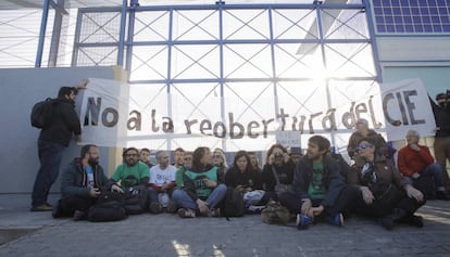 Protesta al CIE de la Zona Franca.