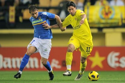 Capdevila lucha con Joaquín durante un partido de Liga