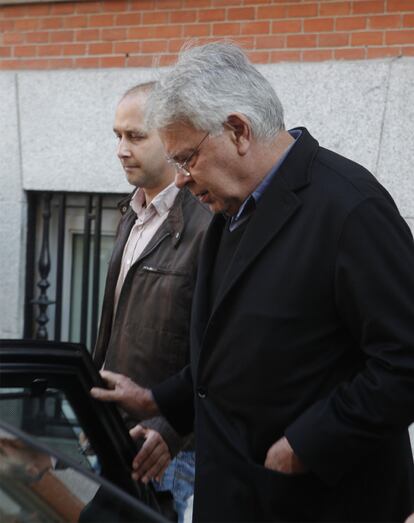 El ex presidente del Gobierno Felipe Gonzlez acude a la capilla ardiente de Francisco <i>Pancho</i> Prez Gonzlez.