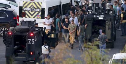 La policia turca arresta un militar a la plaça de Taksim a Estambul, aquest dissabte.