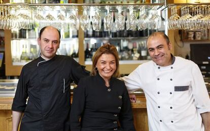 De izquierda a derecha, los hermanos Javier, Alicia y Jos&eacute; Castrodeza en Villa Paramesa (Valladolid). 