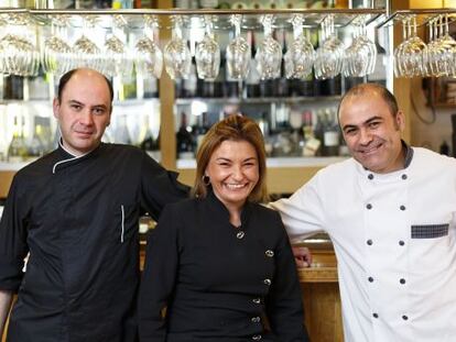 De izquierda a derecha, los hermanos Javier, Alicia y Jos&eacute; Castrodeza en Villa Paramesa (Valladolid). 