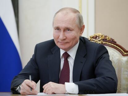 El presidente ruso, Vladímir Putin, en una reunión por videoconferencia con representantes y residentes de la península ucrania de Crimea este jueves.