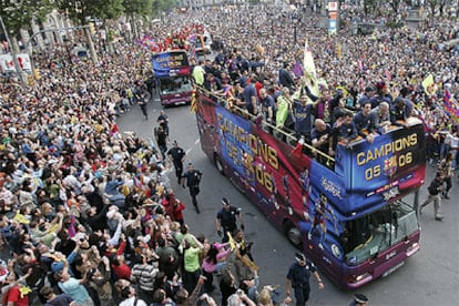 Los autobuses de la <i>rua</i> enfilan el paseo de Gràcia desde la plaza de Catalunya ante miles de aficionados.