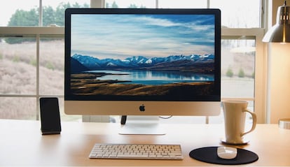 Apple trabaja en un iMac con una impresionante pantalla de 32 pulgadas