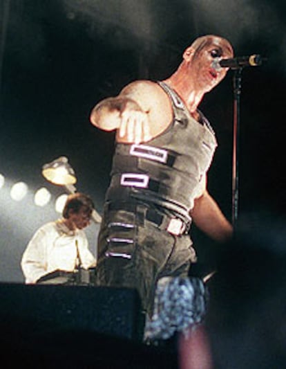 El cantante del grupo metal Rammstein, Till Lindemann, de Alemania, durante su concierto de anoche en Festimad.