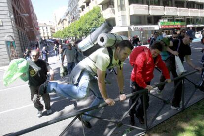 Bomberos de Madrid acampados en el Pasaeo del Prado.