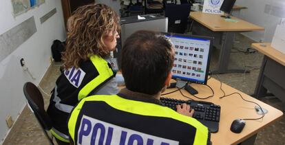 Dos policías del grupo de delitos informáticos de la comisaría de Málaga, en una imagen de archivo.