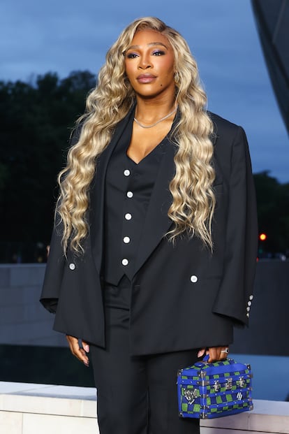 Serena Williams, tenista condecorada con tres medallas de oro olímpicas, fue otra de las grandes invitadas de la velada. La estadounidense quiso hacer un especial homenaje a la marca anfitriona (Louis Vuitton) luciendo uno de sus trajes de chaqueta.