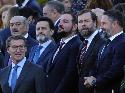 El  líder del PP, Alberto Núñez Feijóo (izquierda) junto a dirigentes de Vox en el desfile de la Fiesta nacional del 12 de octubre.