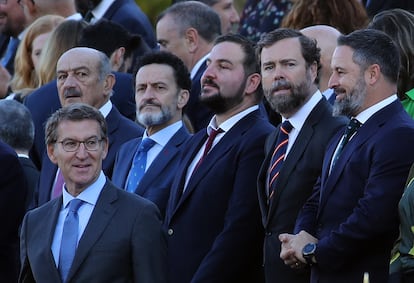 El líder del PP, Alberto Núñez Feijóo, y el de Vox, Santiago Abascal (esquina derecha), en el desfile de la Fiesta nacional del 12 de octubre.