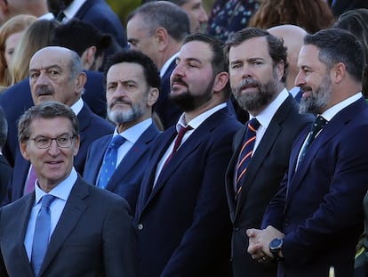 El  líder del PP, Alberto Núñez Feijóo (izquierda) junto a dirigentes de Vox en el desfile de la Fiesta nacional del 12 de octubre.