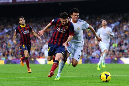Messi se marcha de Pepe en un instante del duelo.