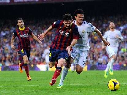 Messi se marcha de Pepe en un instante del duelo.