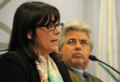 Fotografía cedida este jueves por la Presidencia de Uruguay en la que se registró a la vicemistra uruguaya de Vivienda y Medio Ambiente, Raquel Lejtreger (i), y al ministro uruguayo de Agricultura, Tabaré Aguerre (d), durante una rueda de prensa en la que trataron el tema de la planta de celulosa de la finlandesa UPM, en Montevideo (Uruguay), .