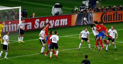 Puyol cabecea para marcar el gol de la victoria ante Alemania.